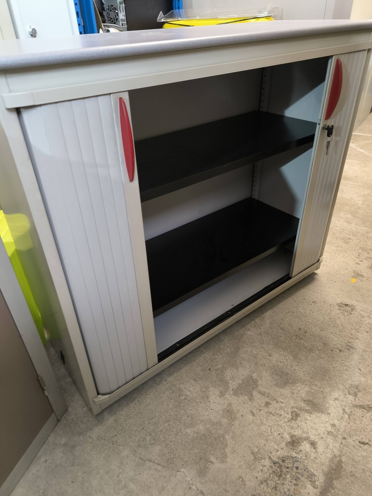 Armoire basse 435 à rideaux