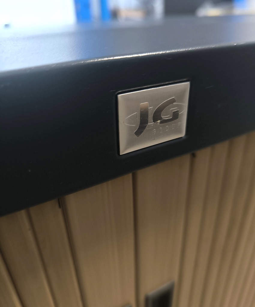 Armoire basse 439 à rideaux