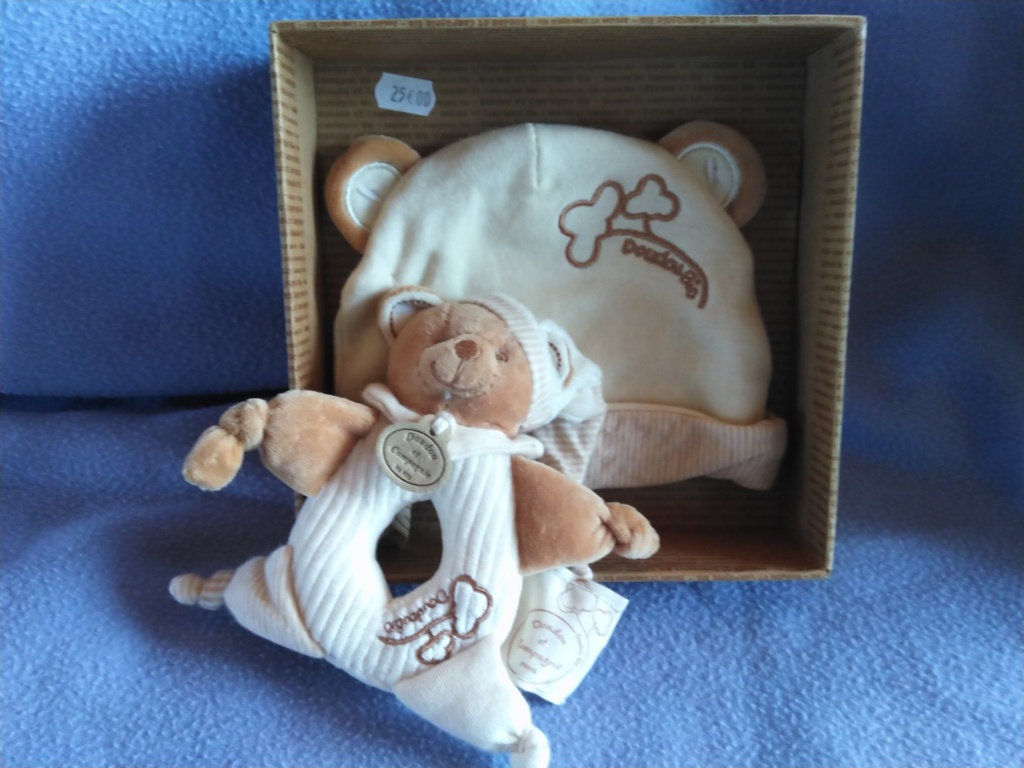 Doudou hochet et bonnet