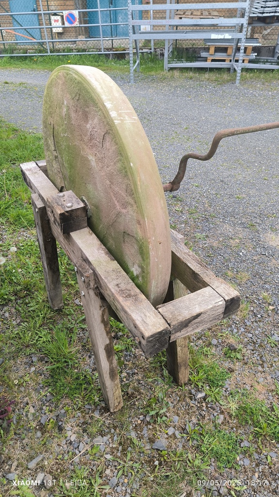 Meule à manivelle vintage